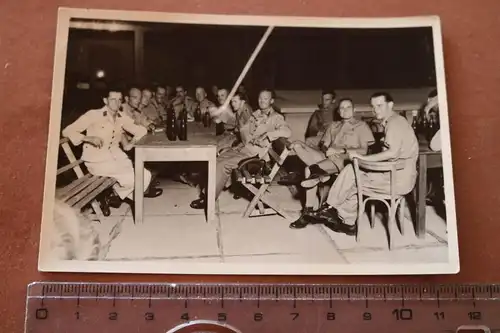 tolles altes Foto -Soldaten gesellig beisammen - Tropen-Uniform ? Flak ?