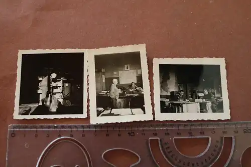 drei tolle alte Fotos Büro, Warenlager, Landkarten, Soldaten 