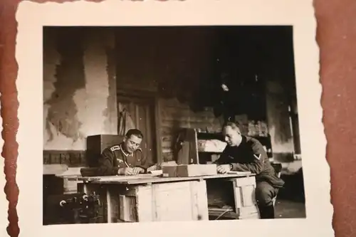 drei tolle alte Fotos Büro, Warenlager, Landkarten, Soldaten 