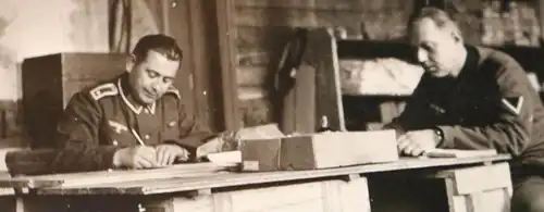 drei tolle alte Fotos Büro, Warenlager, Landkarten, Soldaten 