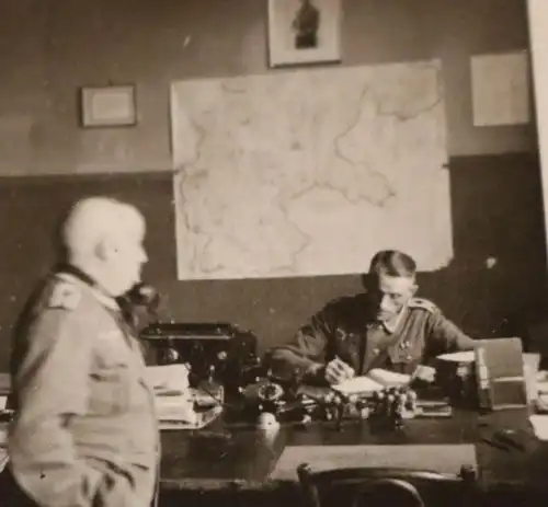 drei tolle alte Fotos Büro, Warenlager, Landkarten, Soldaten 