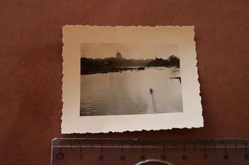 altes Foto - Fahrzeuge am Fluss Soldaten am Baden - Hintergrund Kirche