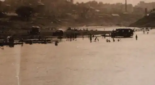 altes Foto - Fahrzeuge am Fluss Soldaten am Baden - Hintergrund Kirche 