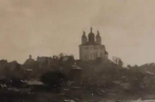 altes Foto - Fahrzeuge am Fluss Soldaten am Baden - Hintergrund Kirche 