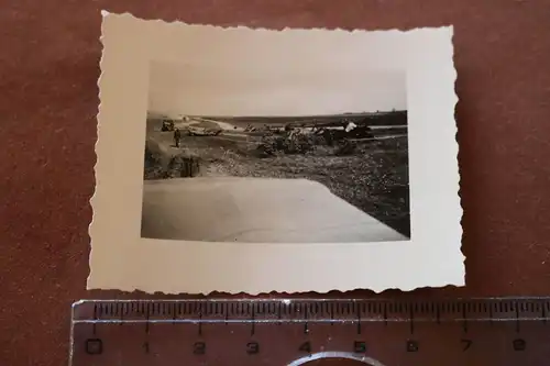 altes Foto - Fahrzeuge am Strand mit Booten, zerstörte Wrackteile