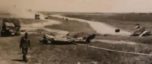 altes Foto - Fahrzeuge am Strand mit Booten, zerstörte Wrackteile 