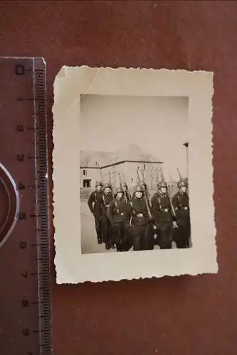 altes Foto - Grundausbildung ? Soldaten Stahlhelm Kaserne