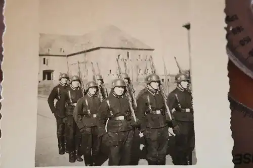 altes Foto - Grundausbildung ? Soldaten Stahlhelm Kaserne