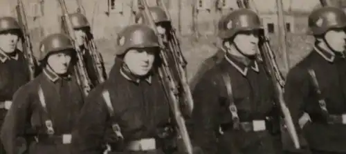 altes Foto - Grundausbildung ? Soldaten Stahlhelm Kaserne