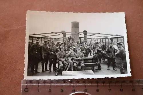 altes Gruppenfoto Soldaten unbk. Kragenspiegel, Gebirgsjäger ? Ärmelband ???