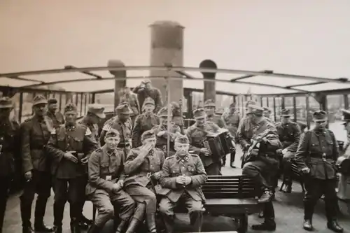 altes Gruppenfoto Soldaten unbk. Kragenspiegel, Gebirgsjäger ? Ärmelband ???