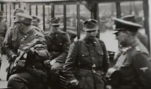 altes Gruppenfoto Soldaten unbk. Kragenspiegel, Gebirgsjäger ? Ärmelband ???