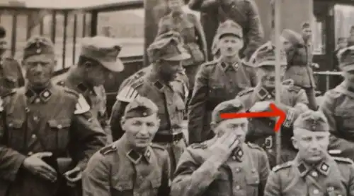 altes Gruppenfoto Soldaten unbk. Kragenspiegel, Gebirgsjäger ? Ärmelband ???