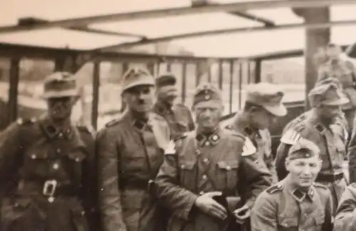 altes Gruppenfoto Soldaten unbk. Kragenspiegel, Gebirgsjäger ? Ärmelband ???