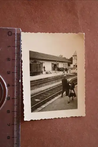 tolles altes Foto - Menschen am Bahnhof - Ort ??? 30-40er Jahre