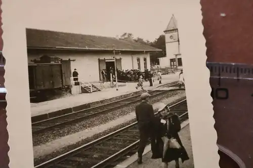 tolles altes Foto - Menschen am Bahnhof - Ort ??? 30-40er Jahre