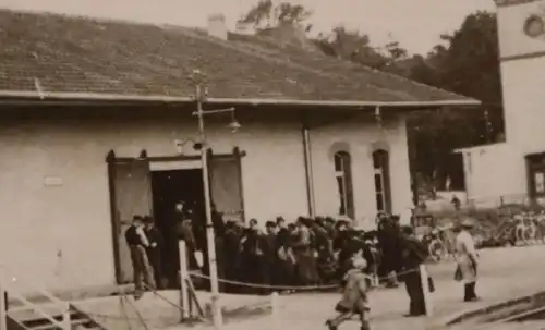 tolles altes Foto - Menschen am Bahnhof - Ort ??? 30-40er Jahre