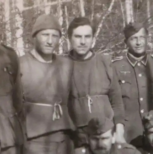 tolles altes Foto - deutsche Soldaten und Hilfsfreiwillige ???