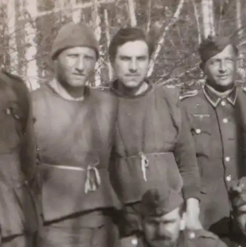tolles altes Foto - deutsche Soldaten und Hilfsfreiwillige ??? 