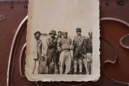 tolles altes Foto - Soldaten Tropenuniform Tropenhelm - Araber ? Arabien ?