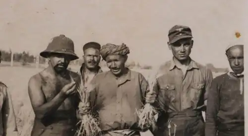 tolles altes Foto - Soldaten Tropenuniform Tropenhelm - Araber ? Arabien ?