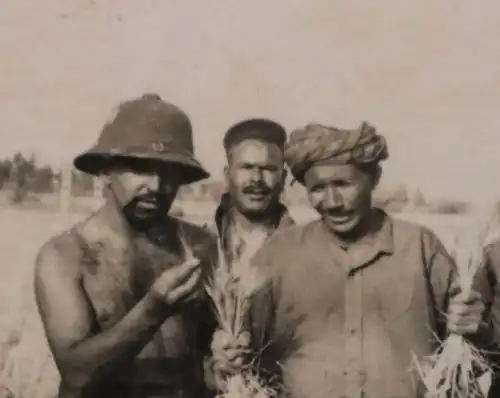 tolles altes Foto - Soldaten Tropenuniform Tropenhelm - Araber ? Arabien ?