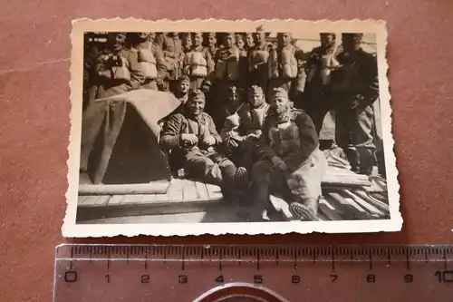 tolles altes Foto - Soldaten - alle mit Schwimmweste - Überfahrt ??