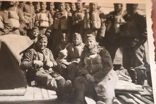 tolles altes Foto - Soldaten - alle mit Schwimmweste - Überfahrt ??