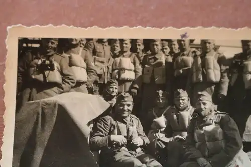 tolles altes Foto - Soldaten - alle mit Schwimmweste - Überfahrt ??