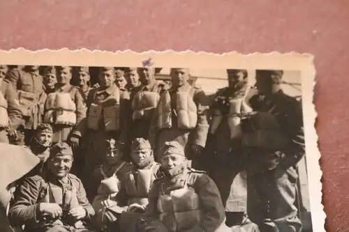 tolles altes Foto - Soldaten - alle mit Schwimmweste - Überfahrt ??