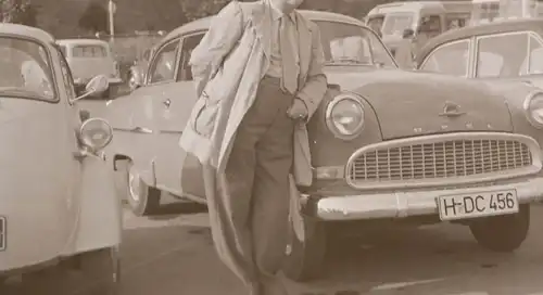 drei tolle alte Negative - Personen mit Oldtimer Opel Rekord - 60er Jahre