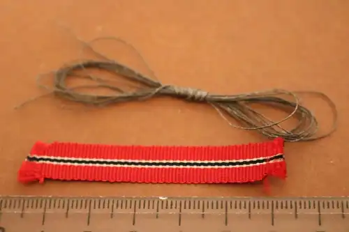 altes Stück Nähgarn und Ordensband klein für Ostmedaille ? 