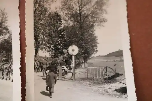 drei alte Fotos - zerstörter Panzer , französische Grenze, deutsche Soldaten