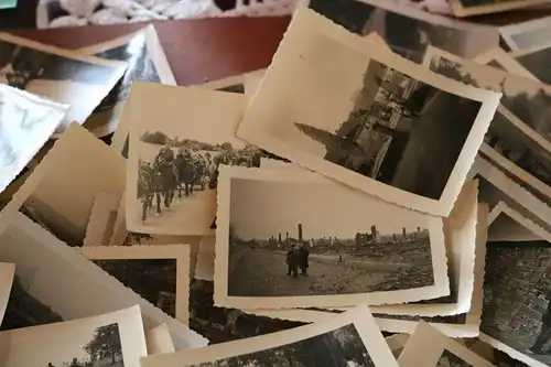 Konvolut 99 Fotos eines Soldaten , zerstörte Städte, Frankreich u. Russland ?