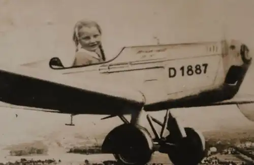 tolles altes Foto - Fotomontage, Kind im Flugzeug D1887 - 1936