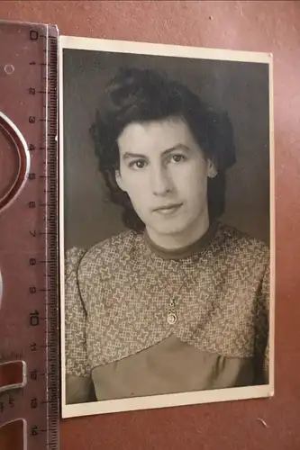 tolles altes Foto - Portrait einer hübschen Frau - Reinfeld 1943