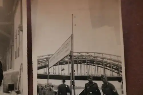 drei Fotos eines Soldaten - Bahnsteig , Brücke , rückseitig beschrieben