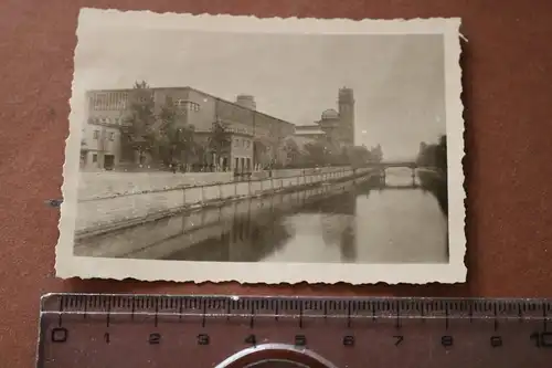 tolles altes Foto - mir unbekannte Stadt, Turm mit Uhr, daneben Kuppel ?