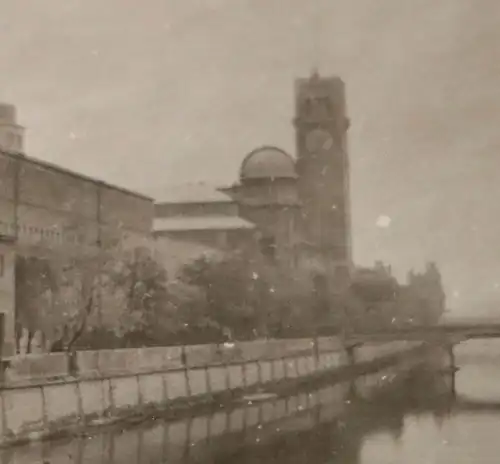 tolles altes Foto - mir unbekannte Stadt, Turm mit Uhr, daneben Kuppel ?