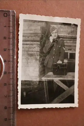 tolles altes Foto  Soldat mit Feldtelefon
