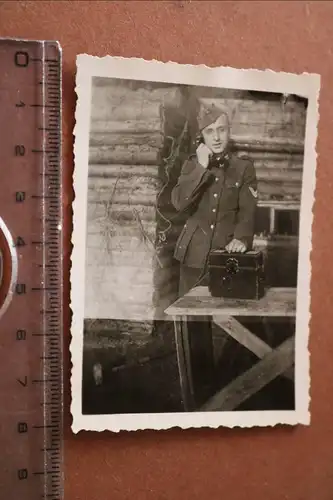 tolles altes Foto  Soldat mit Feldtelefon 