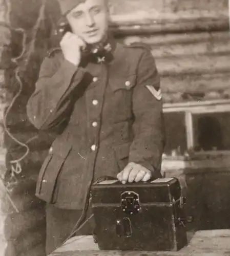 tolles altes Foto  Soldat mit Feldtelefon