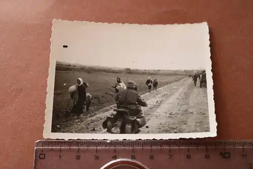 tolles altes Foto   Krad Fahrer während der Fahrt aufgenommen Russland ?