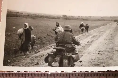 tolles altes Foto   Krad Fahrer während der Fahrt aufgenommen Russland ?