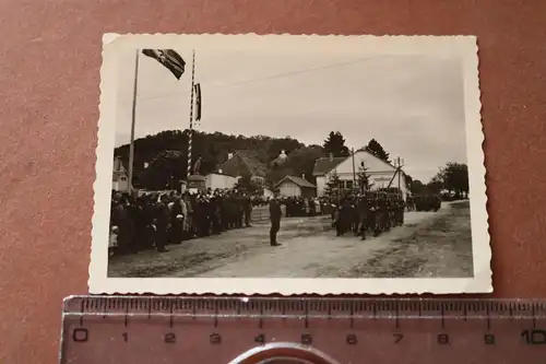 tolles altes Foto  Parade Soldaten Luftwaffe - Hintergrund Denkmal Adler sitzend