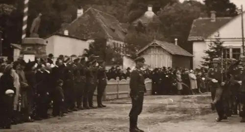 tolles altes Foto  Parade Soldaten Luftwaffe - Hintergrund Denkmal Adler sitzend