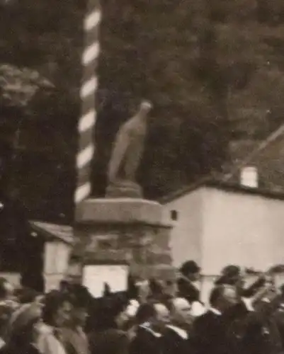 tolles altes Foto  Parade Soldaten Luftwaffe - Hintergrund Denkmal Adler sitzend