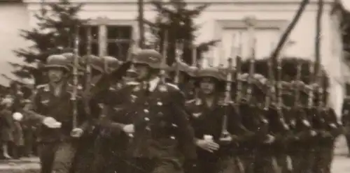 tolles altes Foto  Parade Soldaten Luftwaffe - Hintergrund Denkmal Adler sitzend