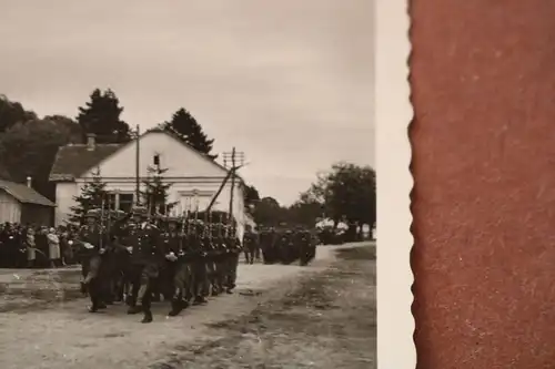 tolles altes Foto  Parade Soldaten Luftwaffe - Hintergrund Denkmal Adler sitzend