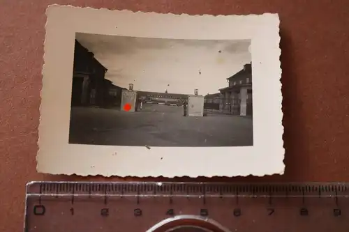 tolles altes Foto  Eingang Flakkaserne in Wittenberg